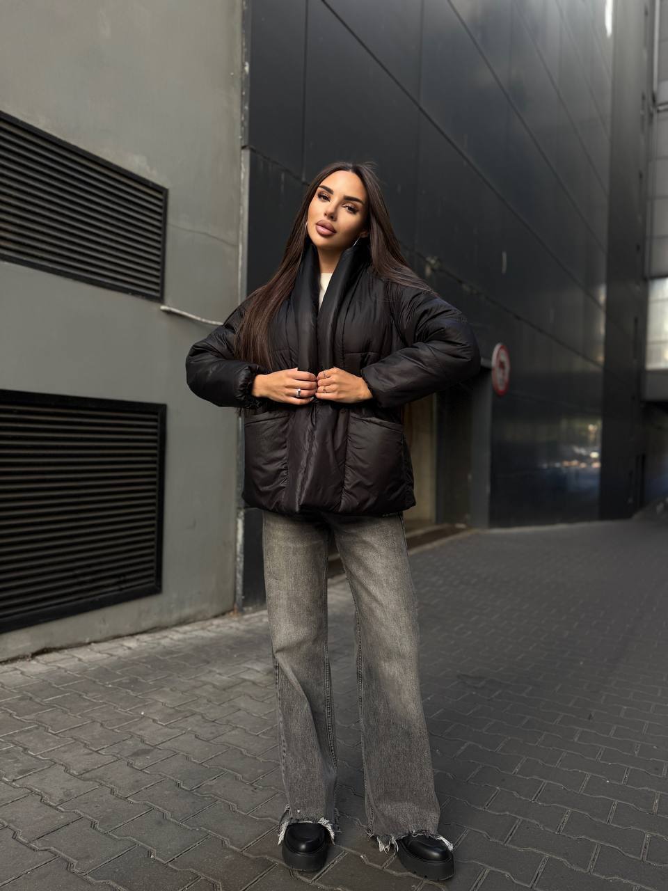 Ekopūko striukė – lengva ir šilta, juoda