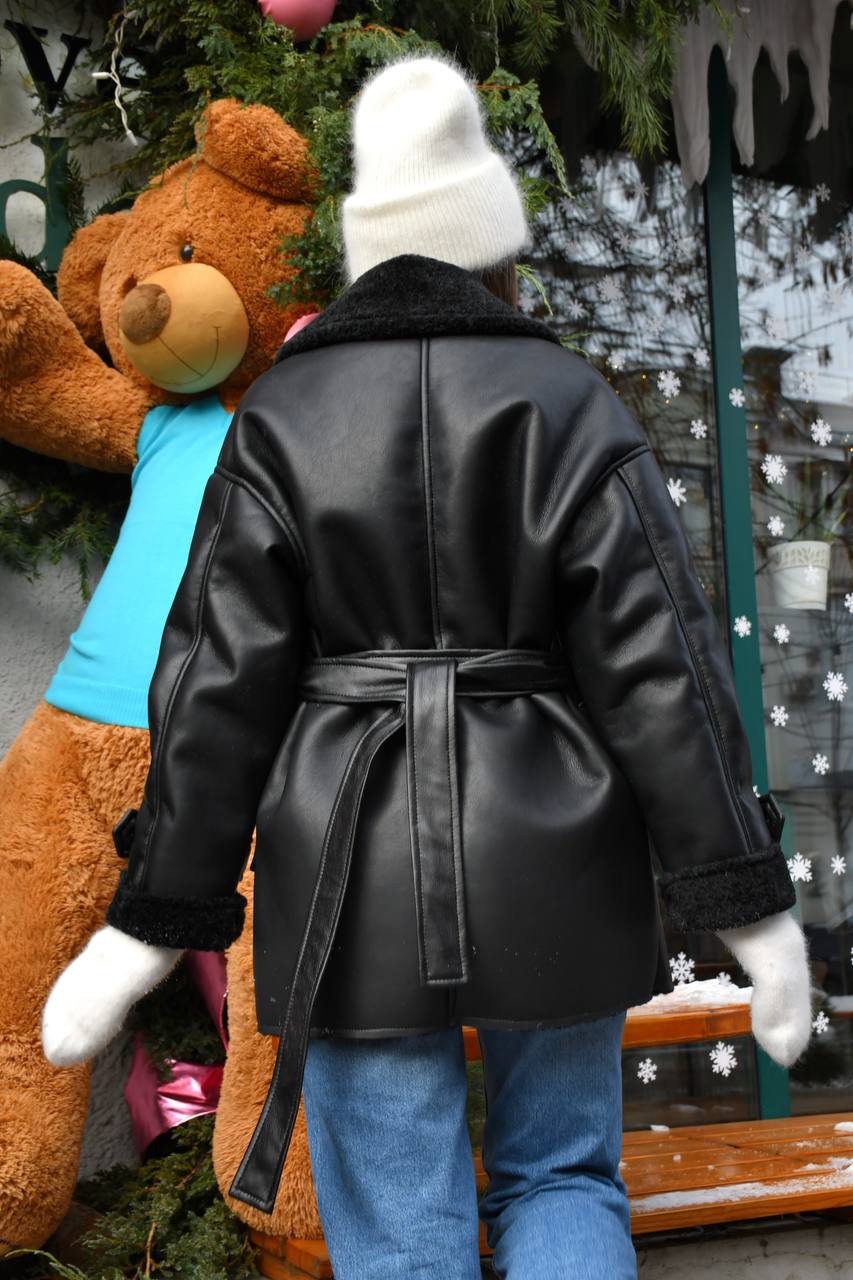 Paltas su diržu Juoda