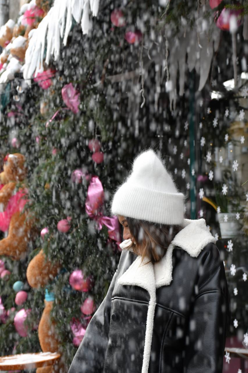 Paltas su diržu Juoda su Balta