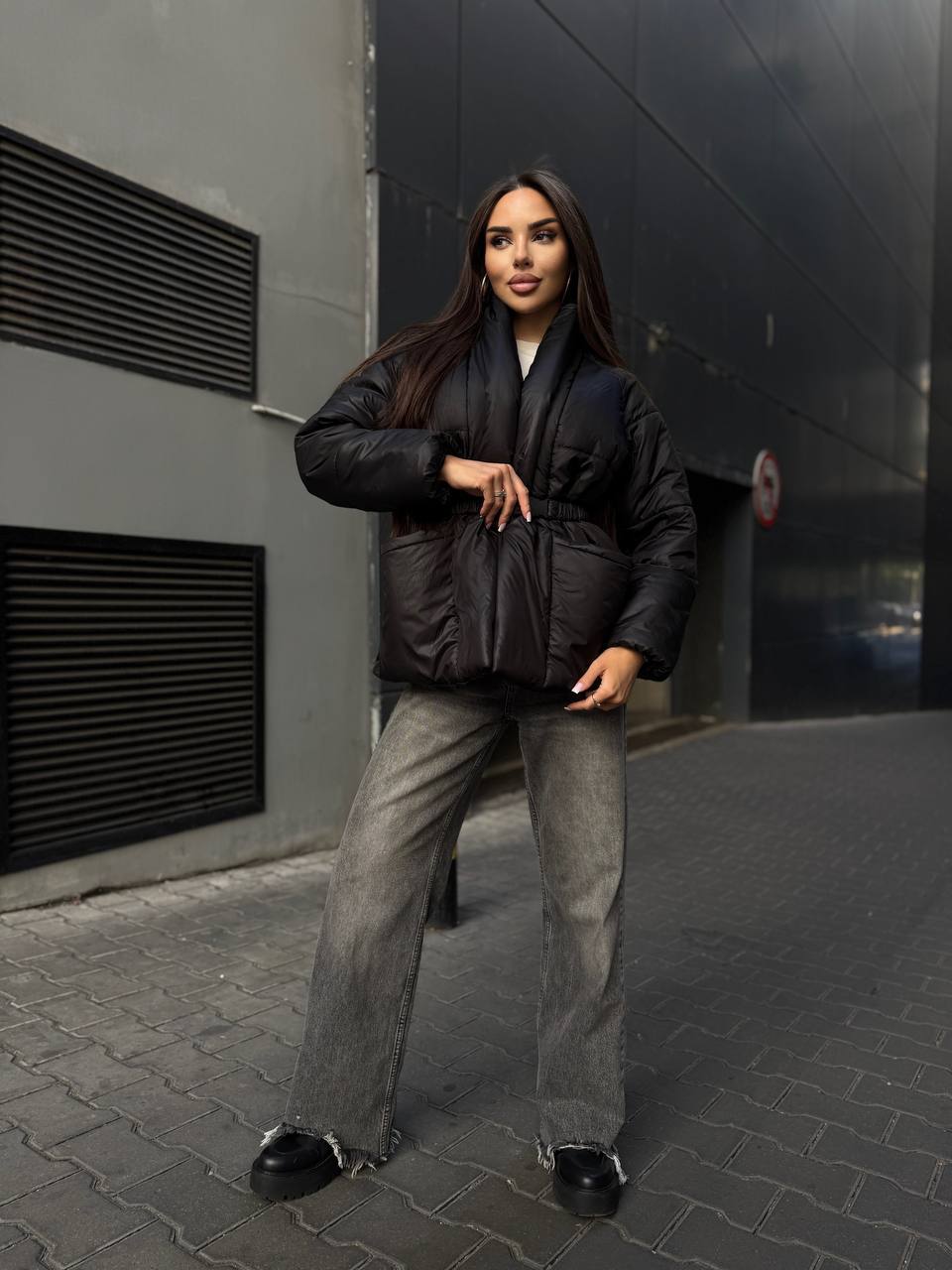 Ekopūko striukė – lengva ir šilta, juoda