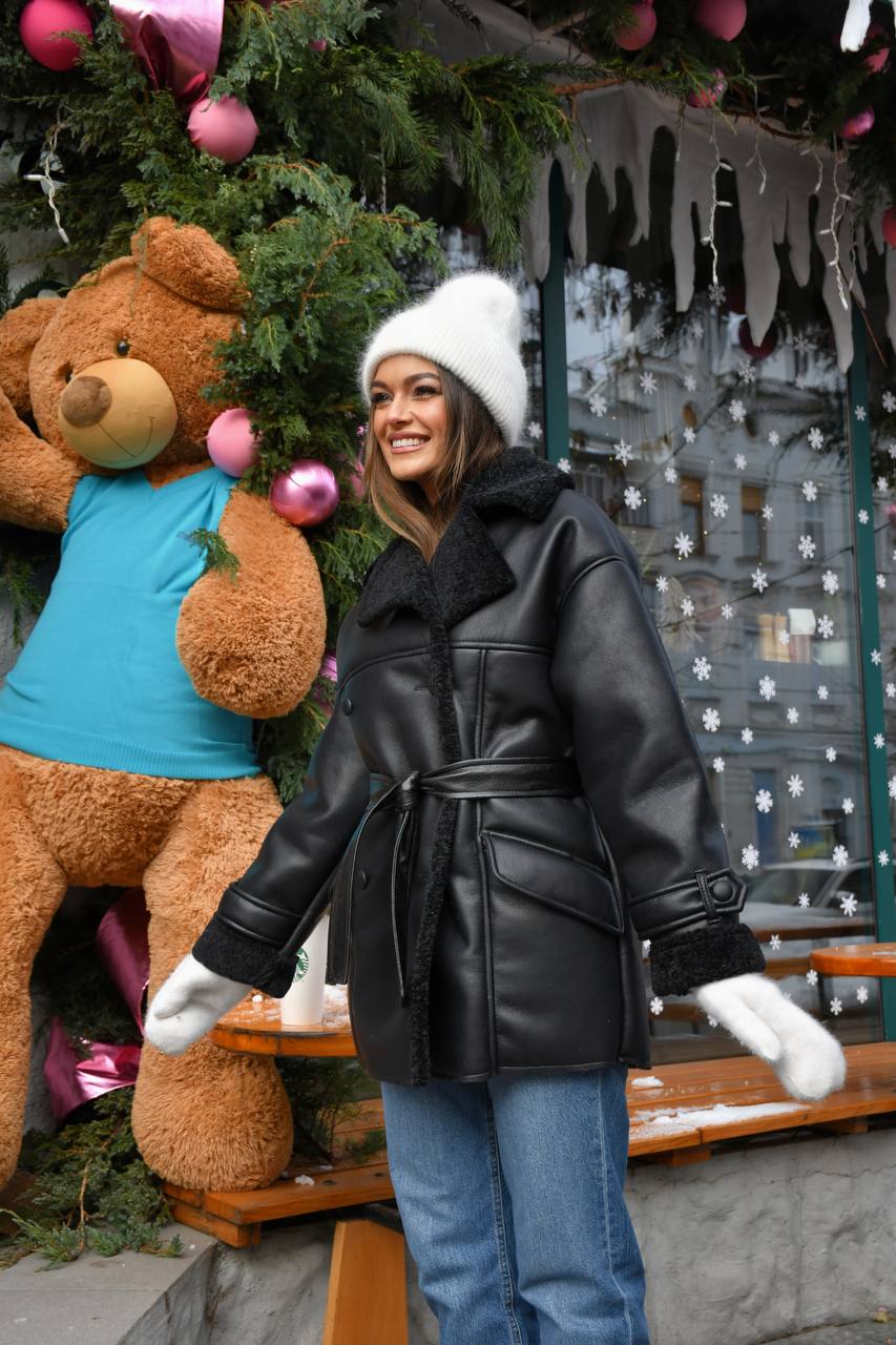 Paltas su diržu Juoda