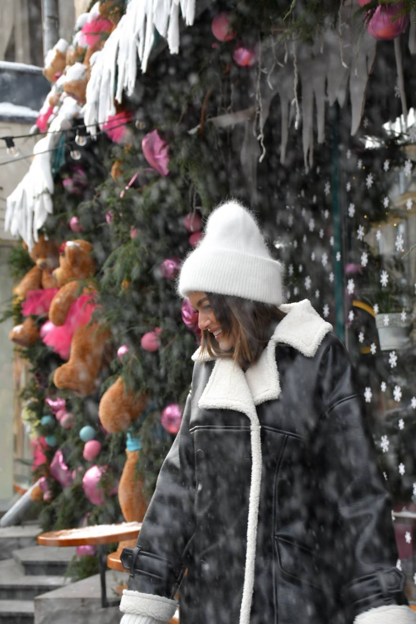 Paltas su diržu Juoda su Balta
