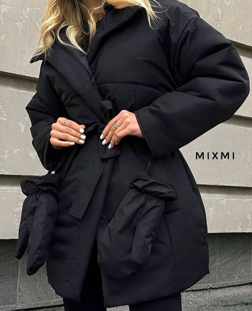 Stilingas paltas su diržu ir pirštinėmis Juodas