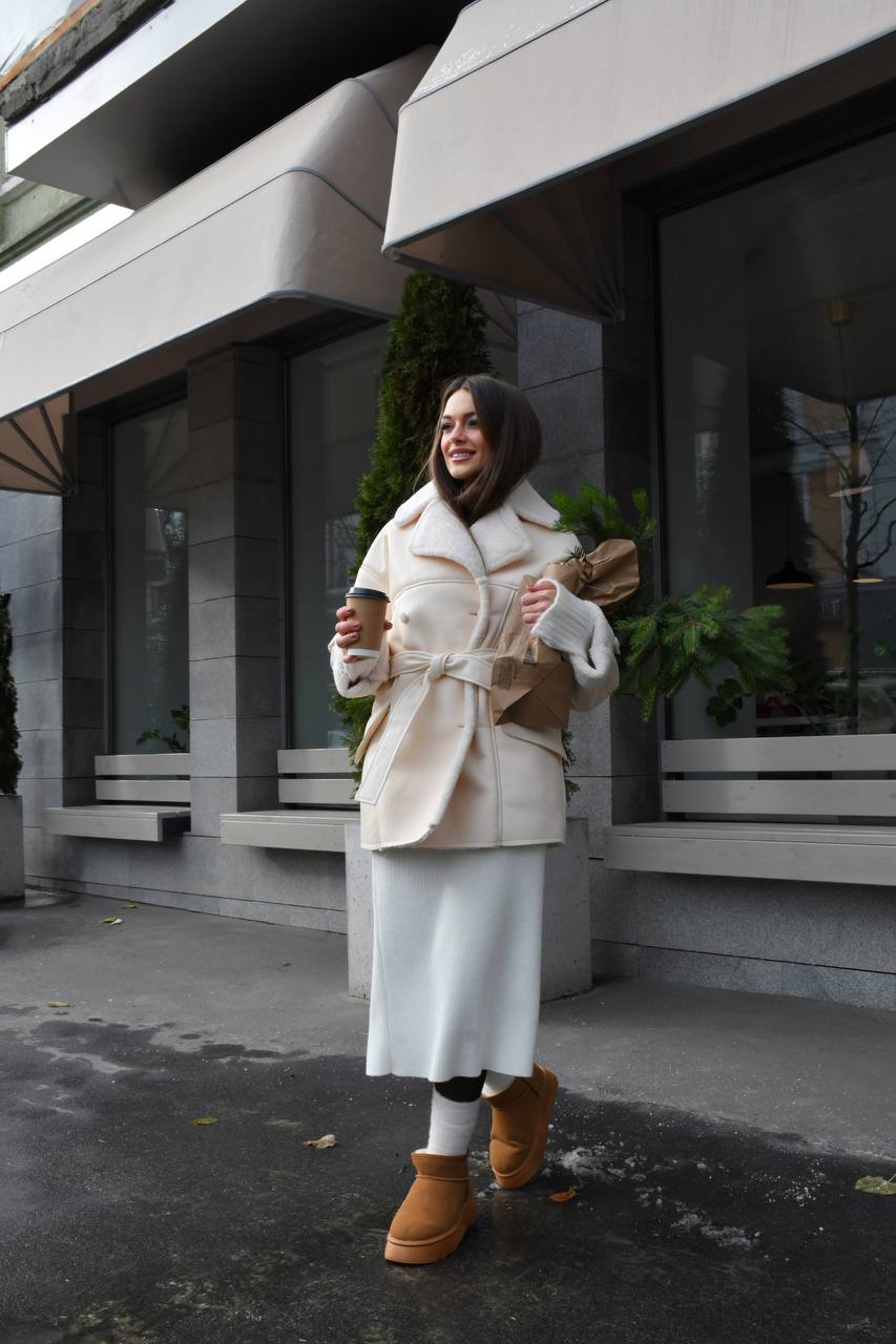 Paltas su diržu milky spalvos