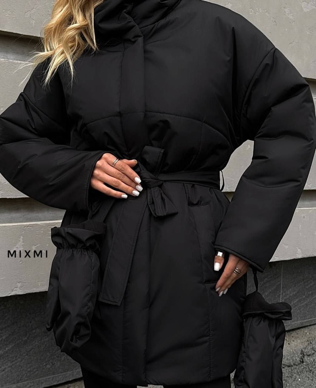 Stilingas paltas su diržu ir pirštinėmis Juodas