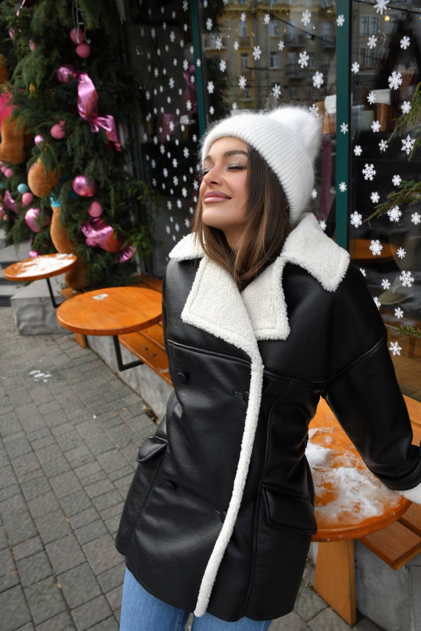 Paltas su diržu Juoda su Balta